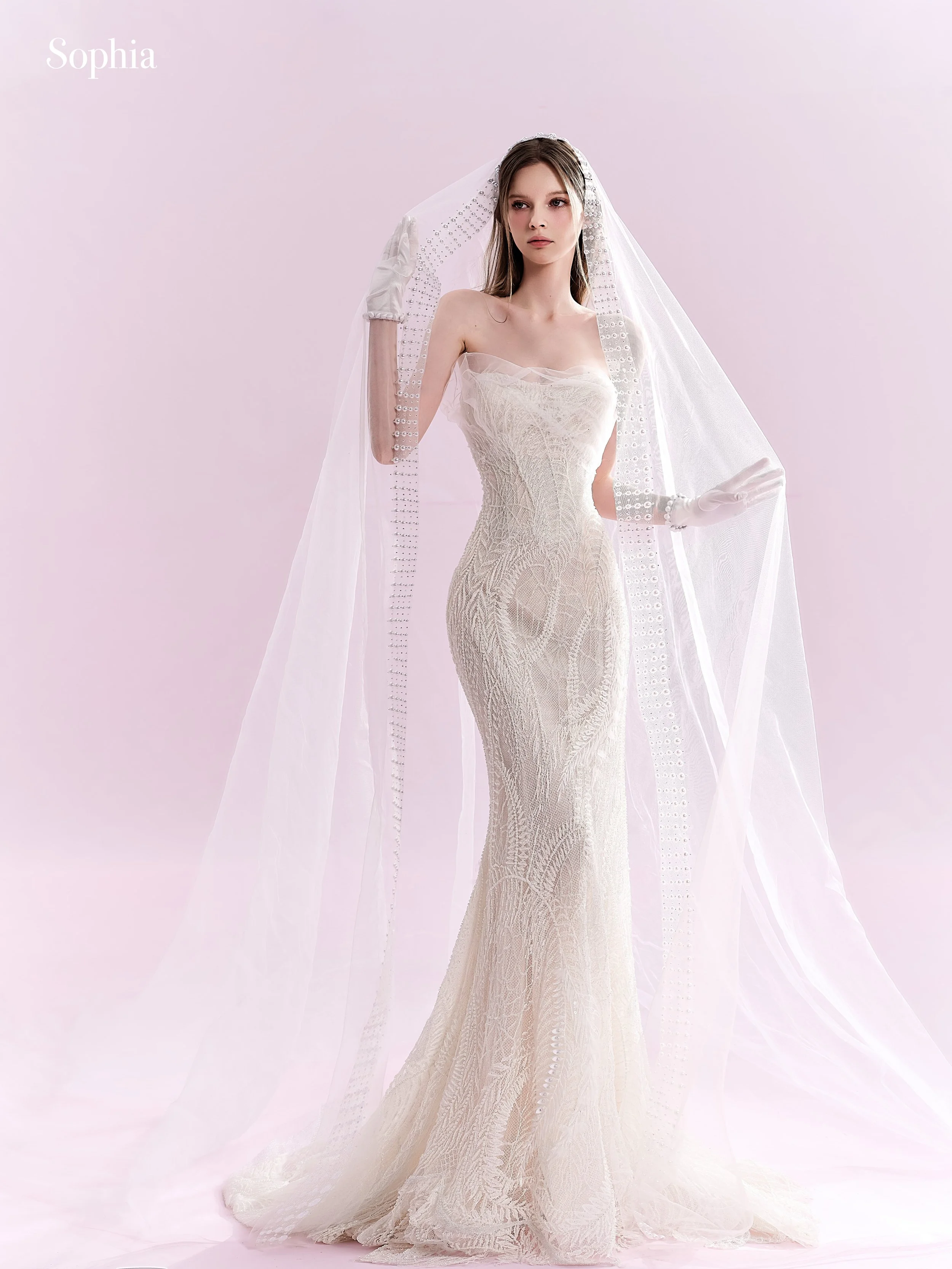AGB1895 白色滿鑽平口翻領修身婚紗，粉色背景正面全身造型