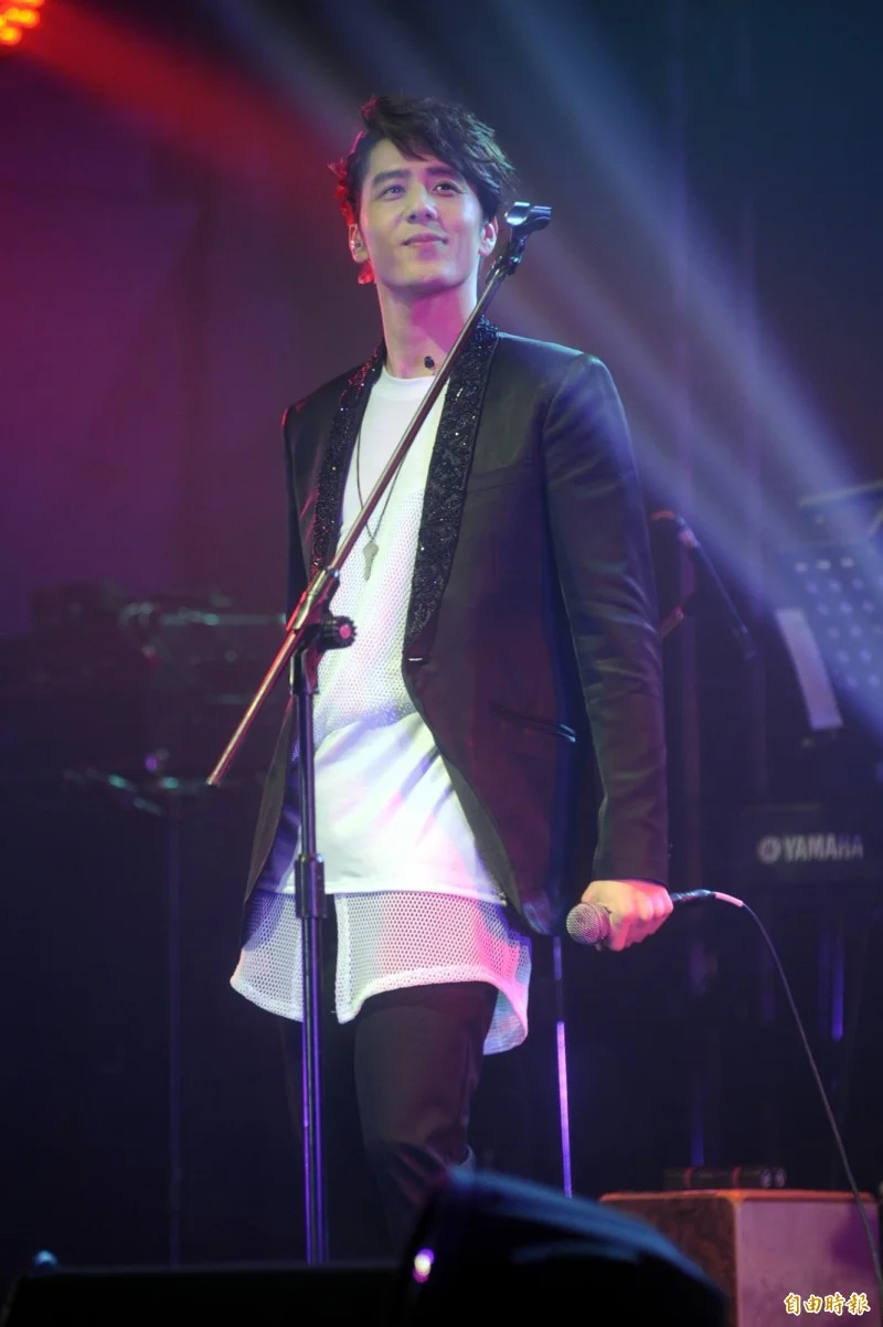 胡宇威身著帥帥的蘇菲雅西裝！