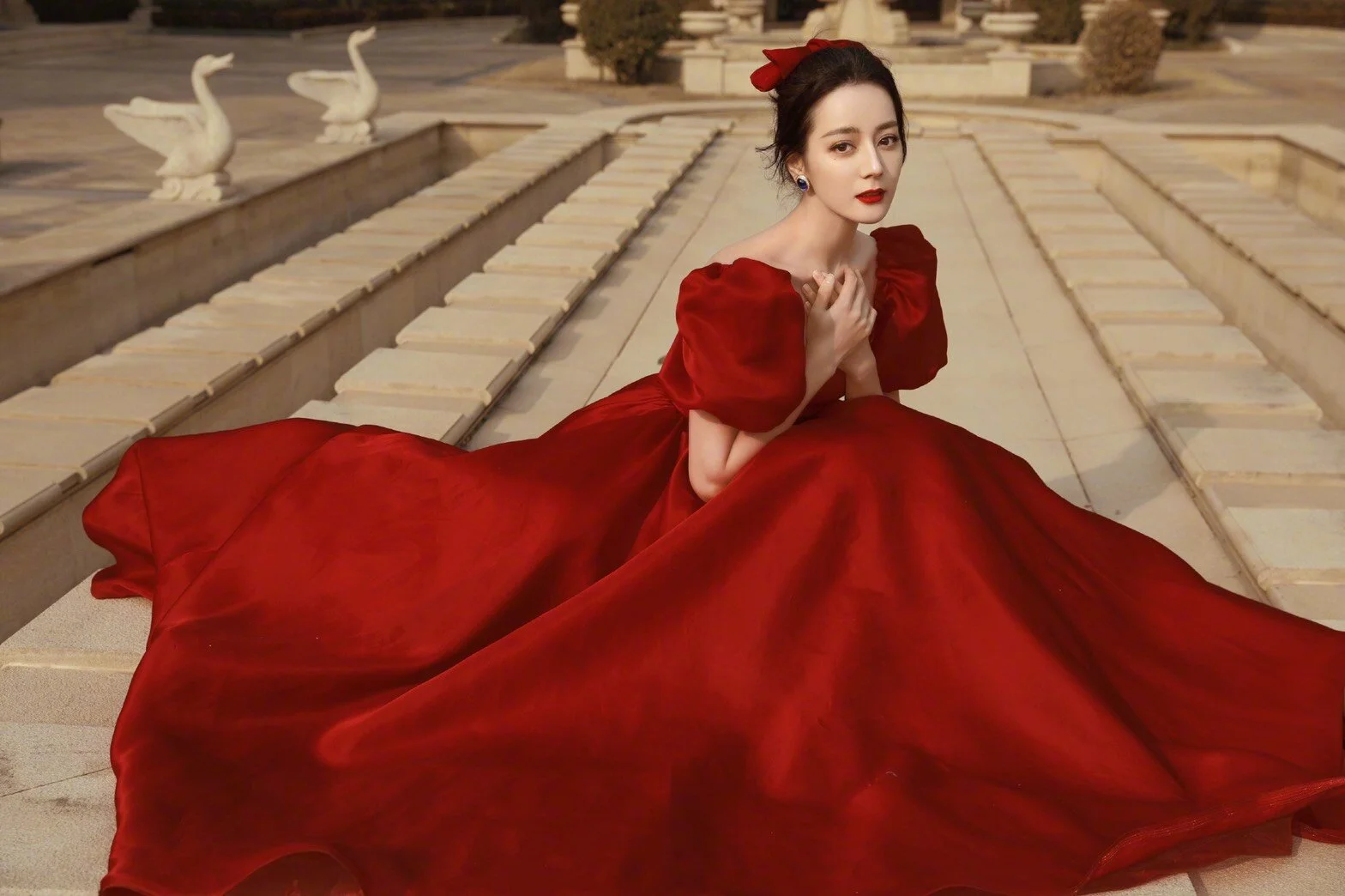 迪麗熱巴特別請蘇菲雅為他訂製，紅色泡泡袖公主裙登上春晚！