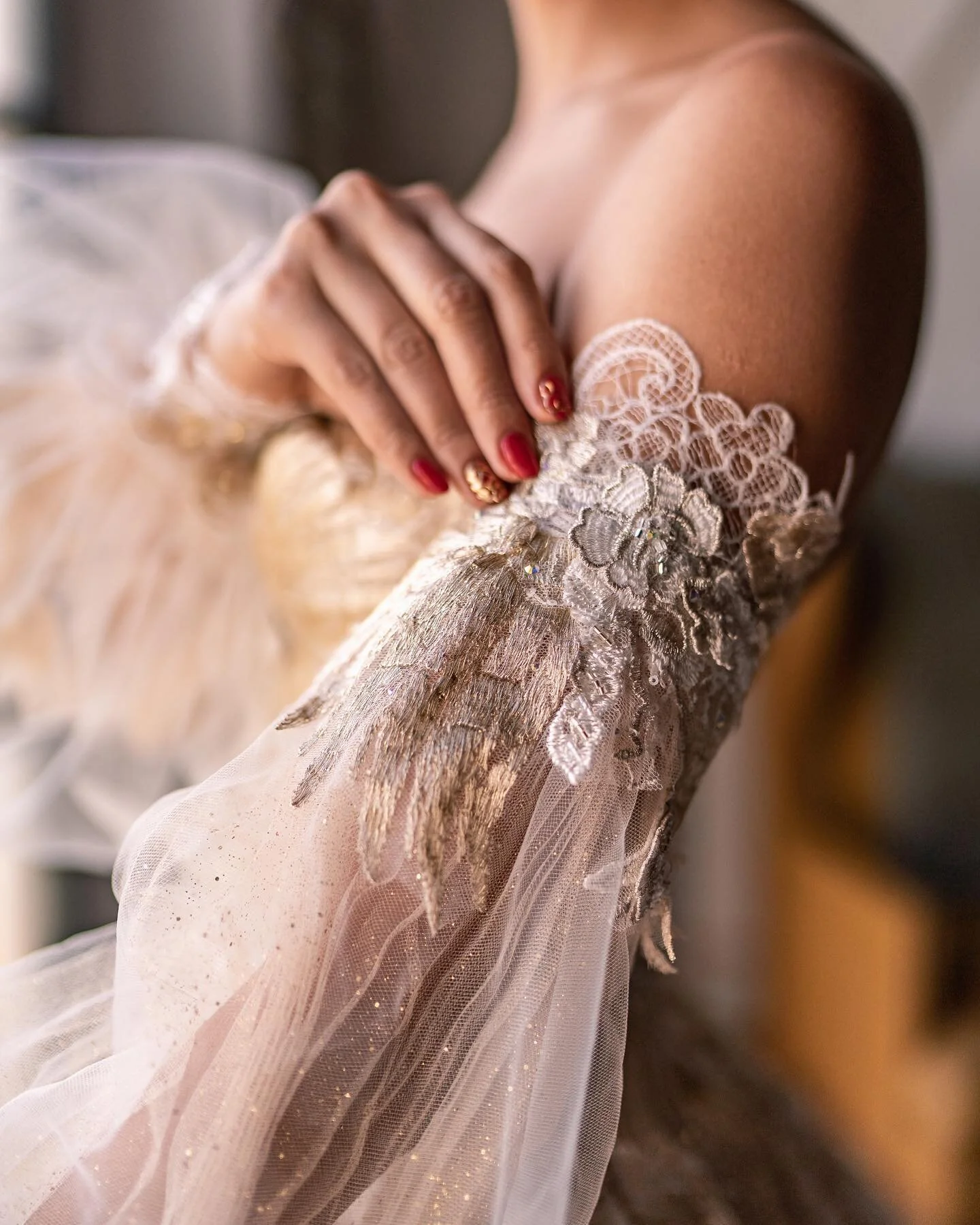 ｜艷陽下的唯美婚紗👰🏻&zwj;♀️⠀⠀⠀⠀⠀⠀⠀⠀⠀
⠀⠀⠀⠀⠀⠀⠀⠀⠀
設計主軸以奢華浪漫金色系與奔放摯紅襯托出⠀⠀⠀⠀⠀⠀⠀⠀⠀
@ofleatherandlace 氣質穩重與自信熱情的內在
⠀⠀⠀⠀⠀⠀⠀⠀⠀
為增加白紗活潑與獨特性，將此設計為兩穿式款式，
有可拆式的立體泡袖，展現婚紗多樣貌。 ⠀⠀⠀⠀⠀⠀⠀⠀⠀⠀⠀⠀⠀⠀⠀⠀⠀⠀
&mdash;⠀⠀⠀⠀⠀⠀⠀⠀⠀⠀⠀⠀⠀⠀⠀⠀⠀⠀
歡迎線上諮詢 @sophiaritz1990⠀⠀⠀⠀⠀⠀⠀⠀⠀⠀⠀⠀⠀
.⠀⠀⠀⠀⠀⠀⠀⠀⠀⠀⠀⠀⠀⠀