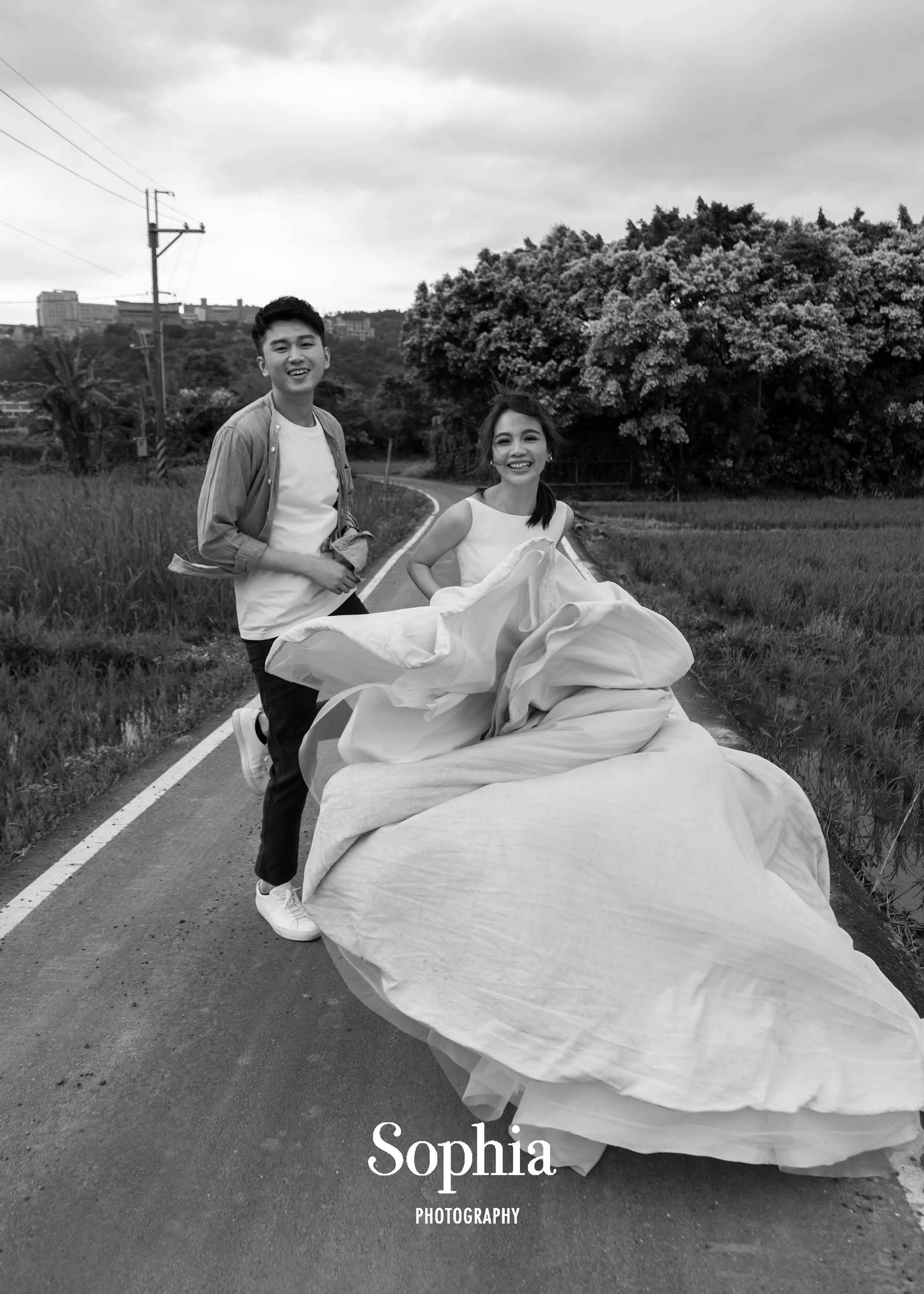  蘇菲雅婚紗-白色狂熱聯名-花海-外景-黑白-婚紗照 