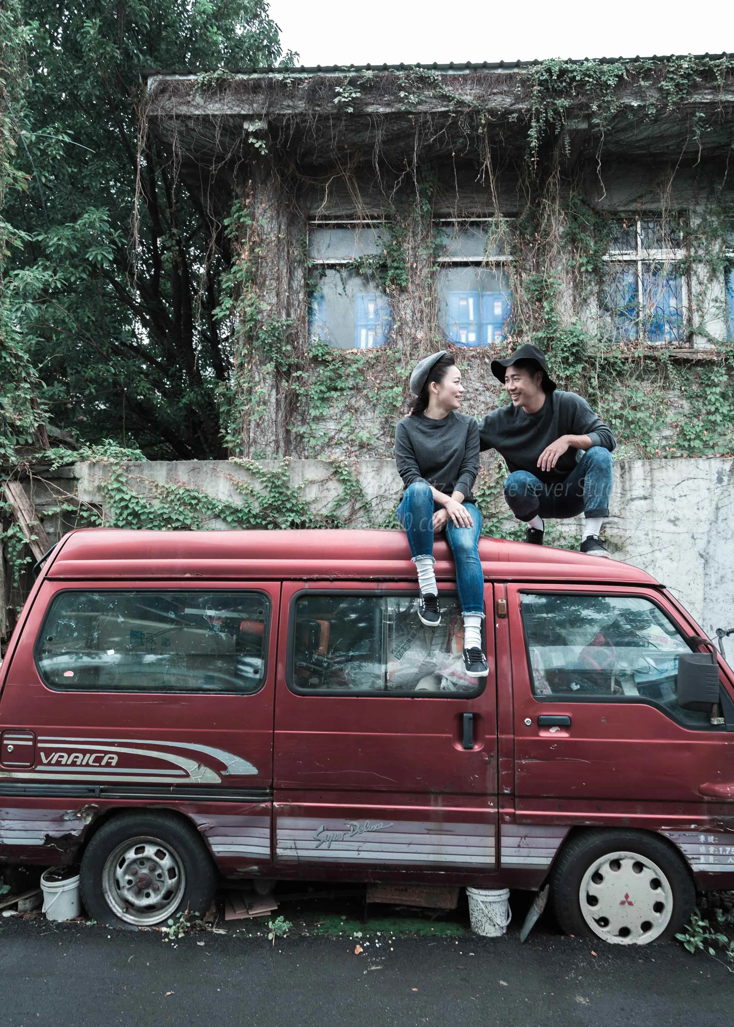  蘇菲雅婚紗-白色狂熱聯名-外景-巷子-便服 