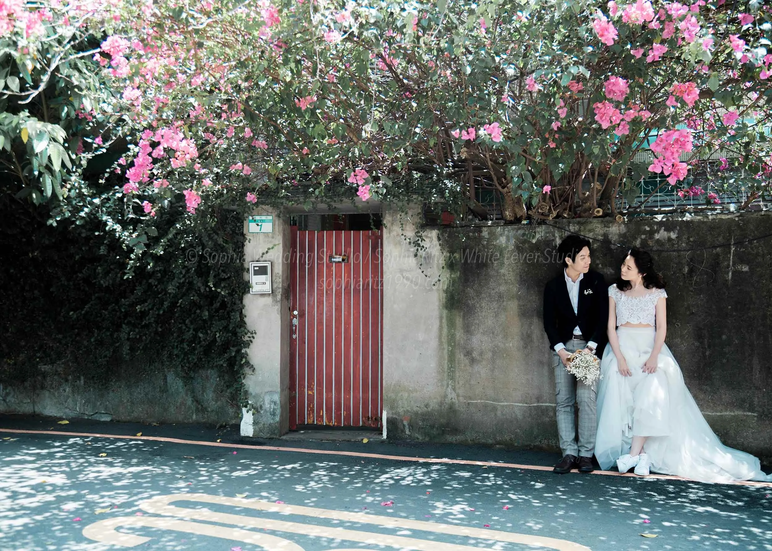  蘇菲雅婚紗-白色狂熱聯名-街巷-九重葛-外景-婚紗照 