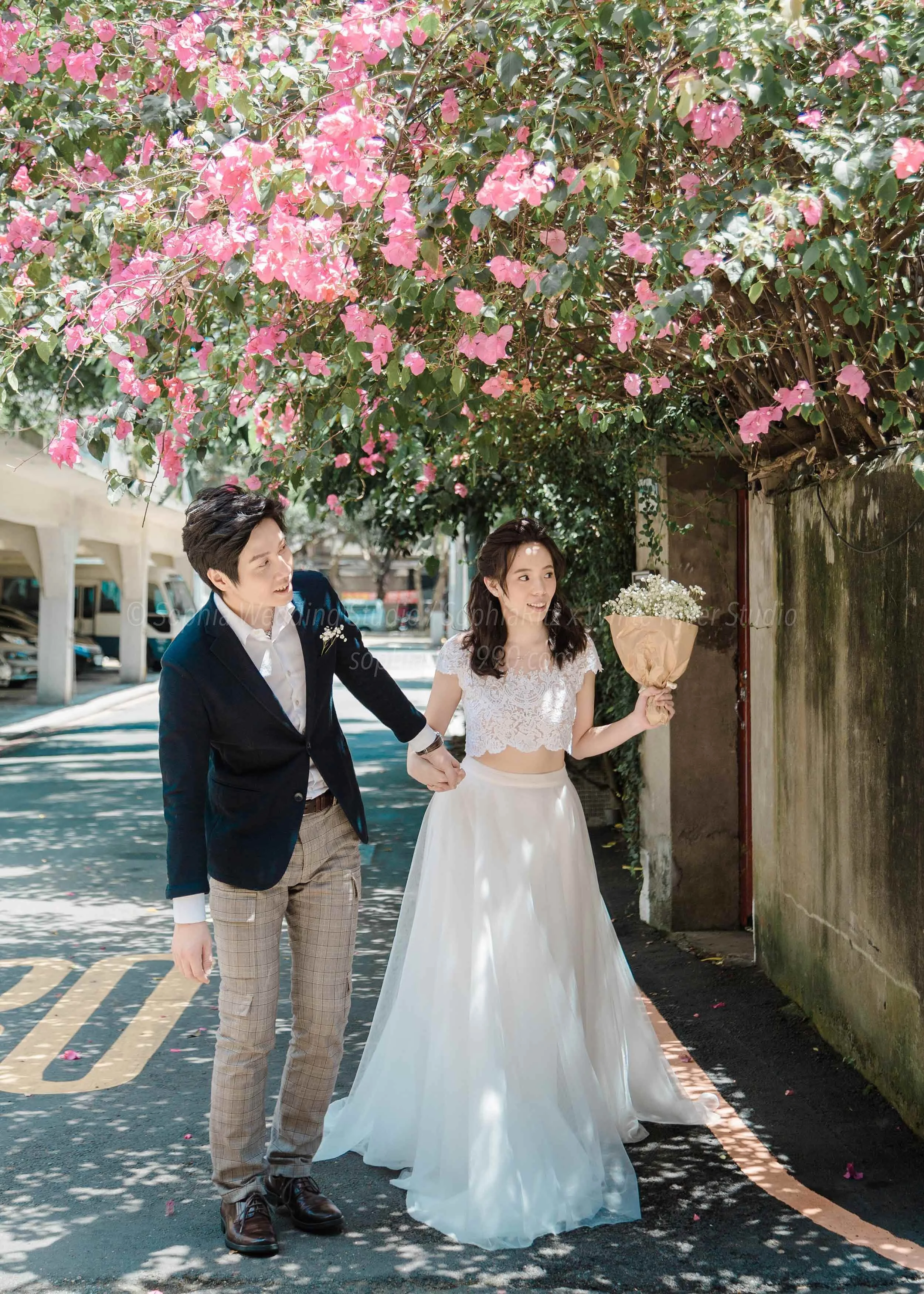  蘇菲雅婚紗-白色狂熱聯名-街巷-九重葛-外景-婚紗照 
