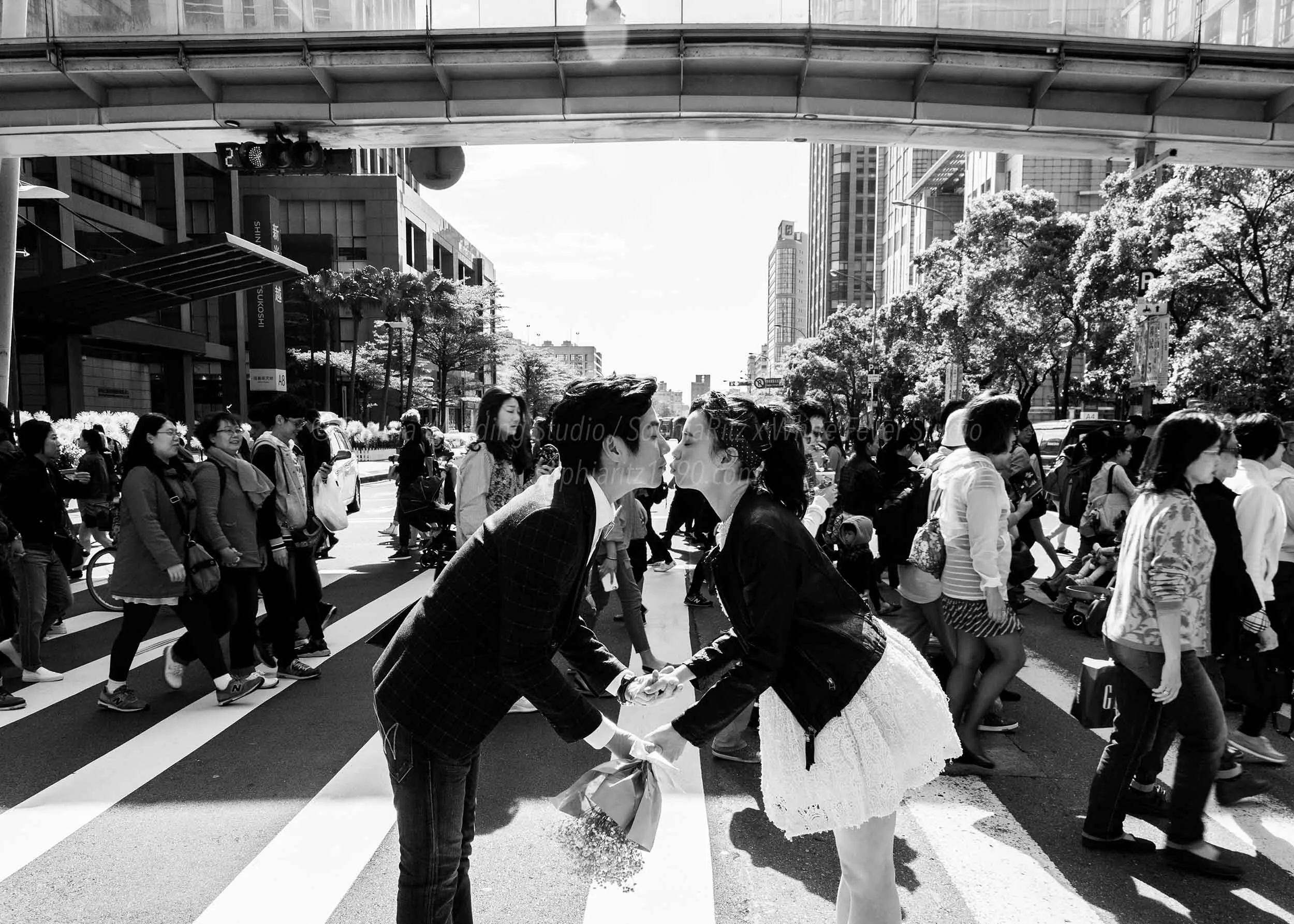 蘇菲雅婚紗-白色狂熱聯名-街景-外景-黑白-婚紗照 