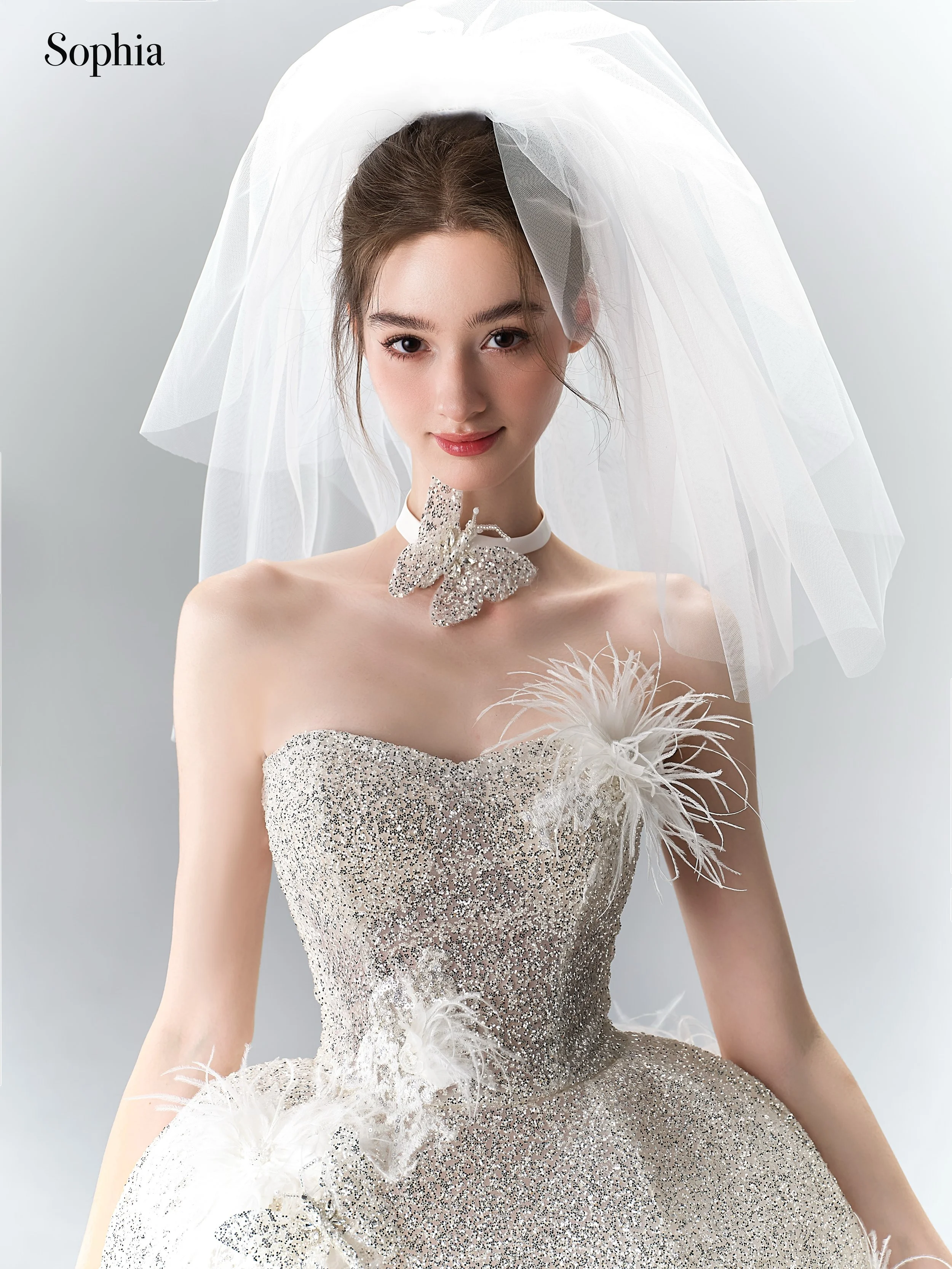 AMB1921 銀白色珠飾平口短版婚紗羽毛與立體花上身細節