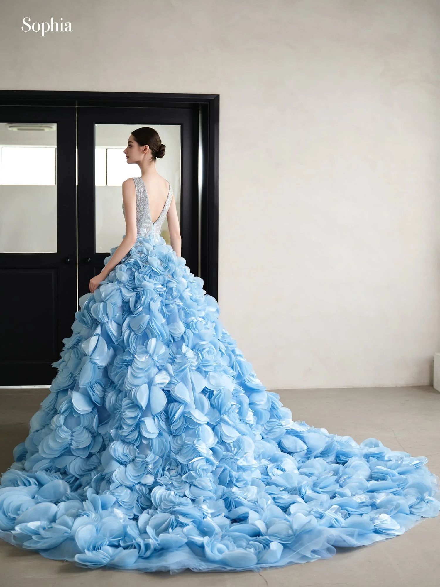 02082501 淡藍立體花澎裙晚禮服背面全身與長拖尾造型
