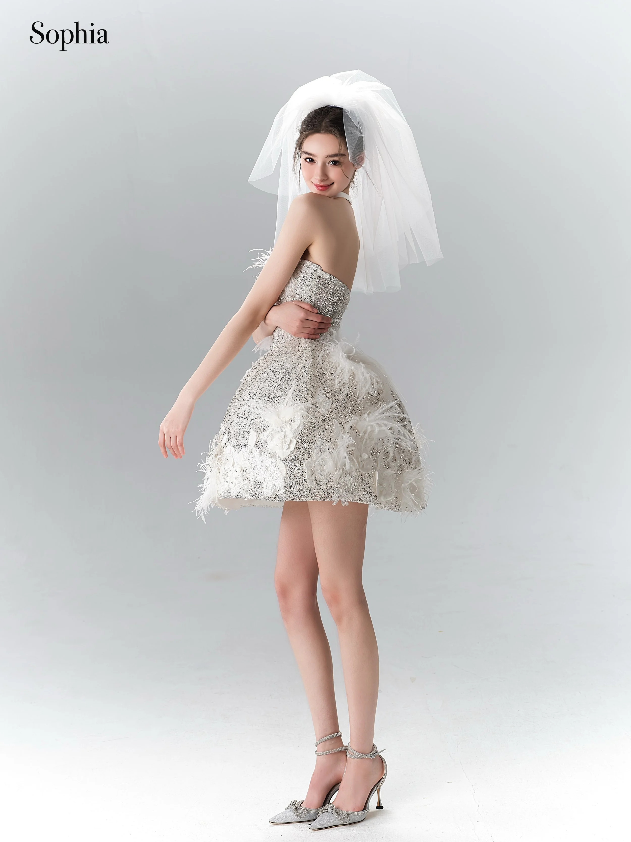 AMB1921 銀白色珠飾立體花短版婚紗側背面全身造型
