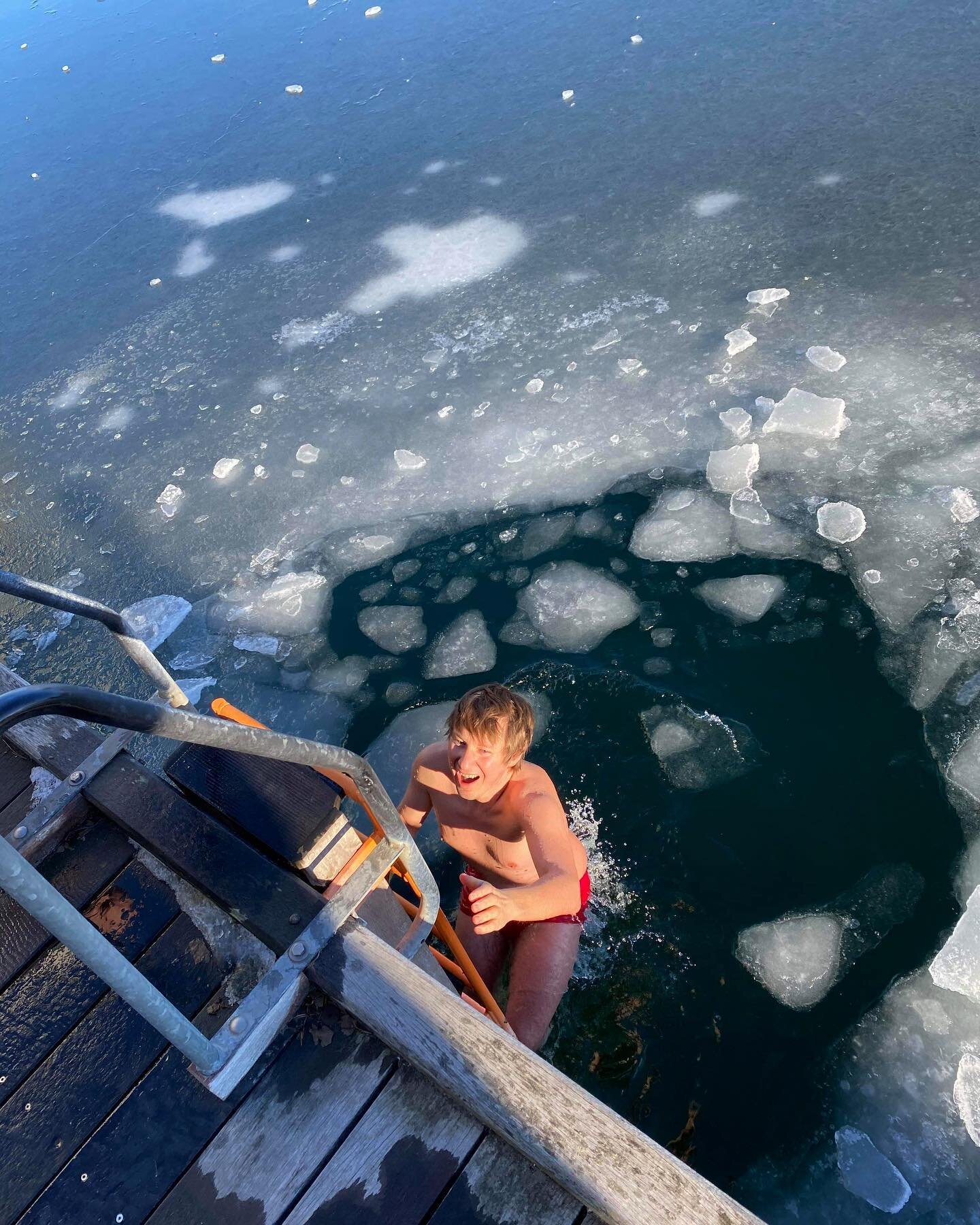 🥶 Thanks to @hannahdj13 for documenting this! #winterbathing #copenhagen