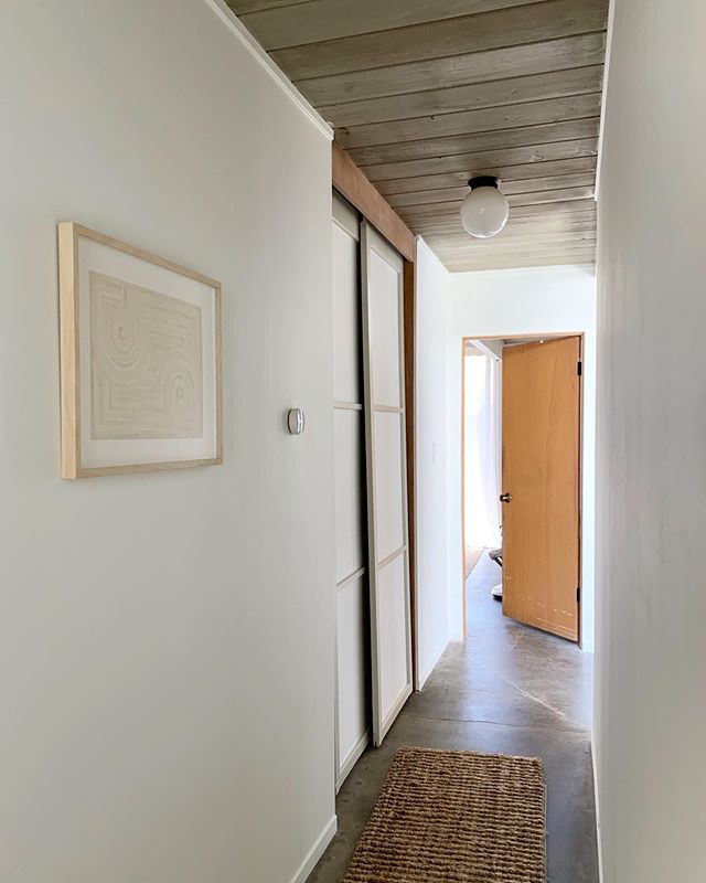 finally hung something up in the ol&rsquo; hallway. feeling more and more homey with every little project 🖼 &bull;
&bull;
&bull;
&bull;
#eichler #atrium #eichlerhome #midcenturymodern #california #remodel #hgtv #homerenovation #home #thatsdarling #a