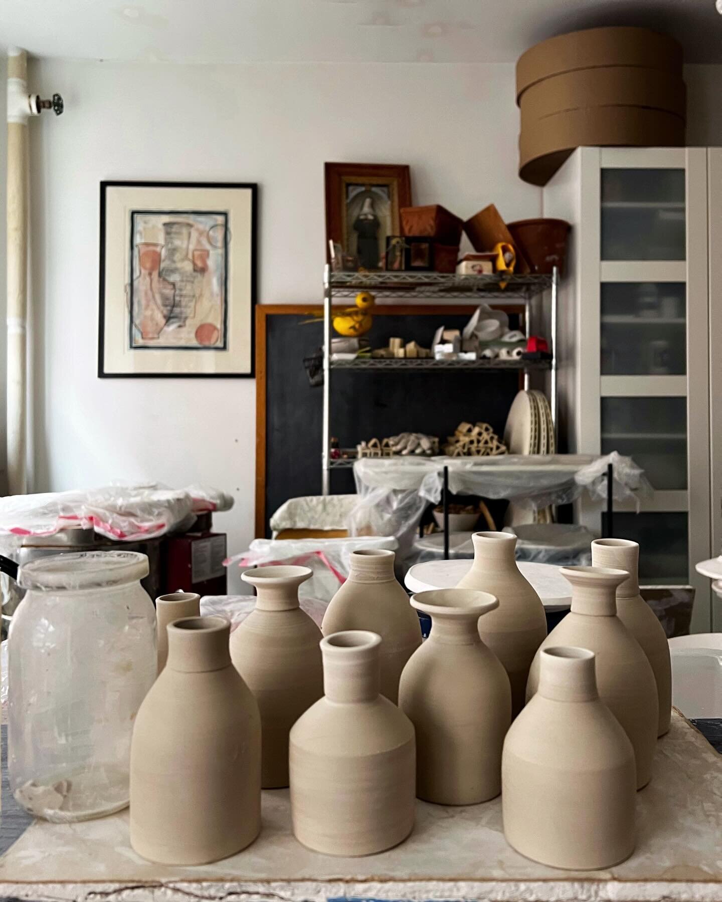 Zipping through a week of wet clay here. 

A little selection of bud vases freshly trimmed. The idea of spring always makes me want to make bud vases (Spring feels very much theoretical here&mdash;howling winds and grey days 😏🪻)

I used a vintage j