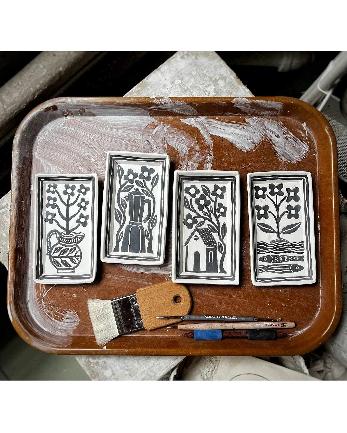 More little rectangle dishes &mdash; I like the thought of towering flowers 🌸🌼. And I&rsquo;ve been in a black and white mood. Sometimes it&rsquo;s just easier to think that way? 🖤🤍

Pictures 2&amp;3 are my summer reading so far:
One of my favori
