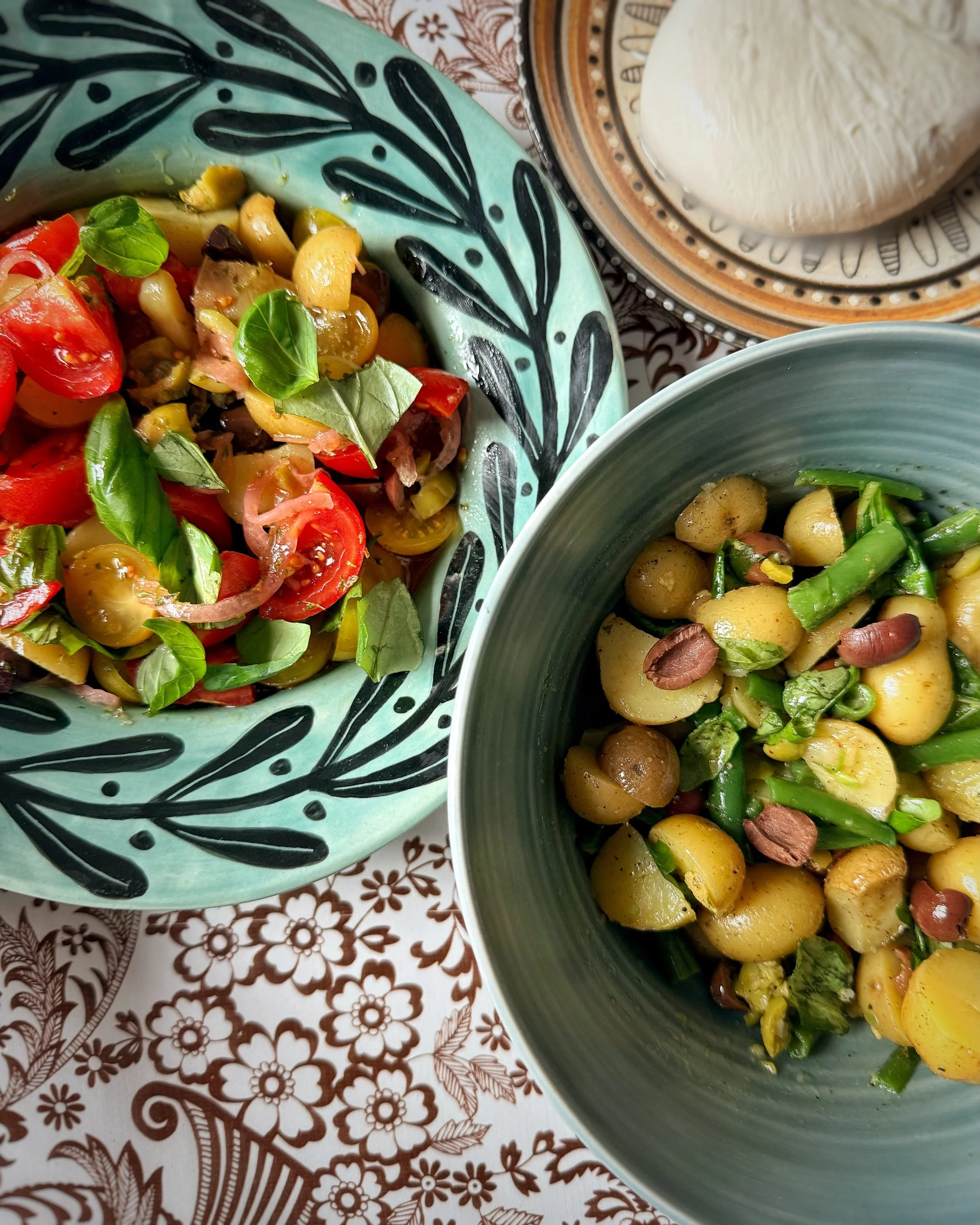 It&rsquo;s basically winter in New England today, so it was the perfect morning to read @julskitchen new book (Vegetables the Italian Way) and make use of some of the new bookmarks that @lauradavidsonbooks made me for my birthday. 

These two potato 