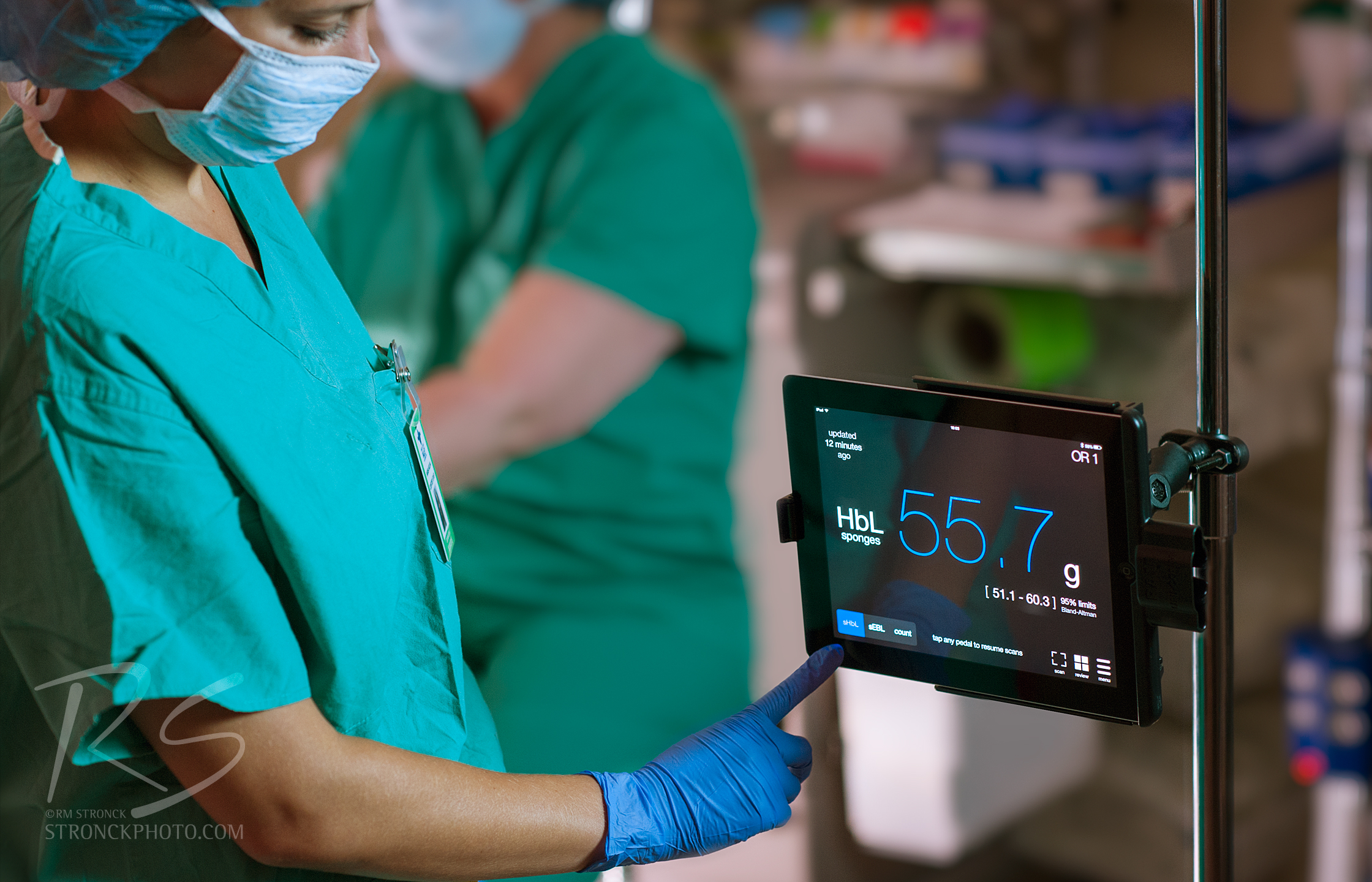 5-Gauss_iPadinOR_RMS2937.jpg