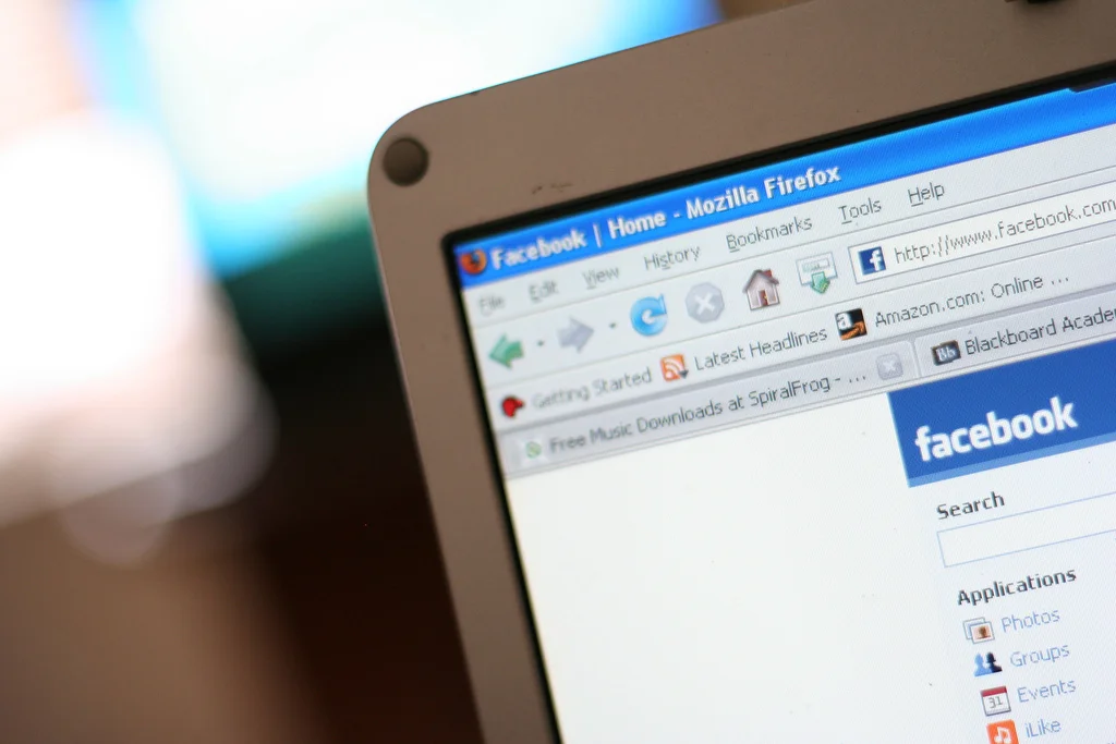 Louisville Dad Punishes Daughter Publicly For Her Online Activities, Punishment Goes Viral (Photos)