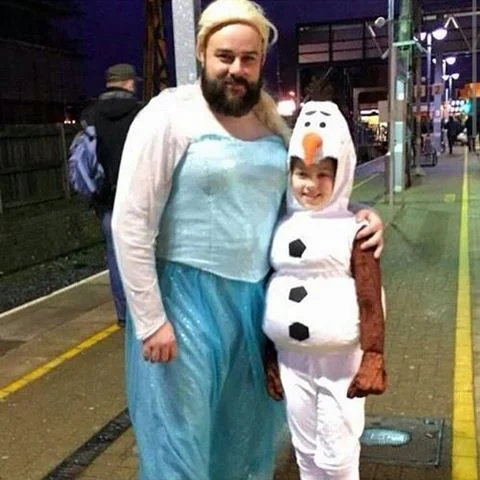 Devoted Dad Has Elsa Dress Specially Made So He Can Take Daughter To Frozen Singalong