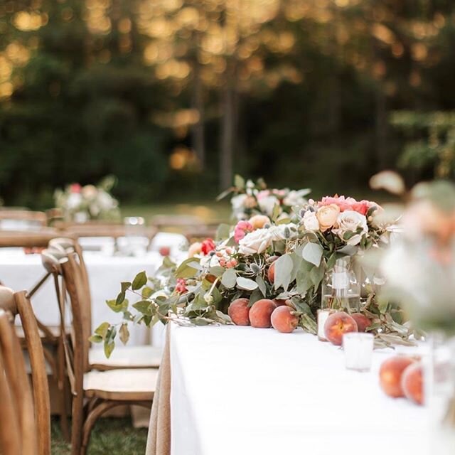 When the family business involves peaches from Georgia you incorporate the delectable fruit in the overall design! Beautifully done @b.andersonfloral and @outdoor.events  photo: @ashlyncathey.photo  #outdoorwedding #georgiapeaches🍑 #adapt #lovepreva