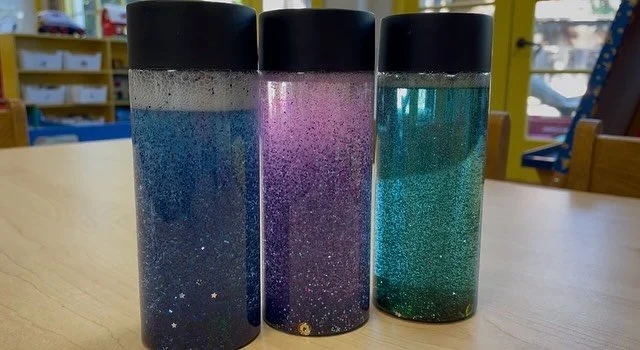 The children created sensory calm down bottles for a class discussion on ways we can calm ourselves when we experience big emotions! 🎆 Partner finger painting allowed for the children to see what happens when we mix colors together 🎨 We practiced f