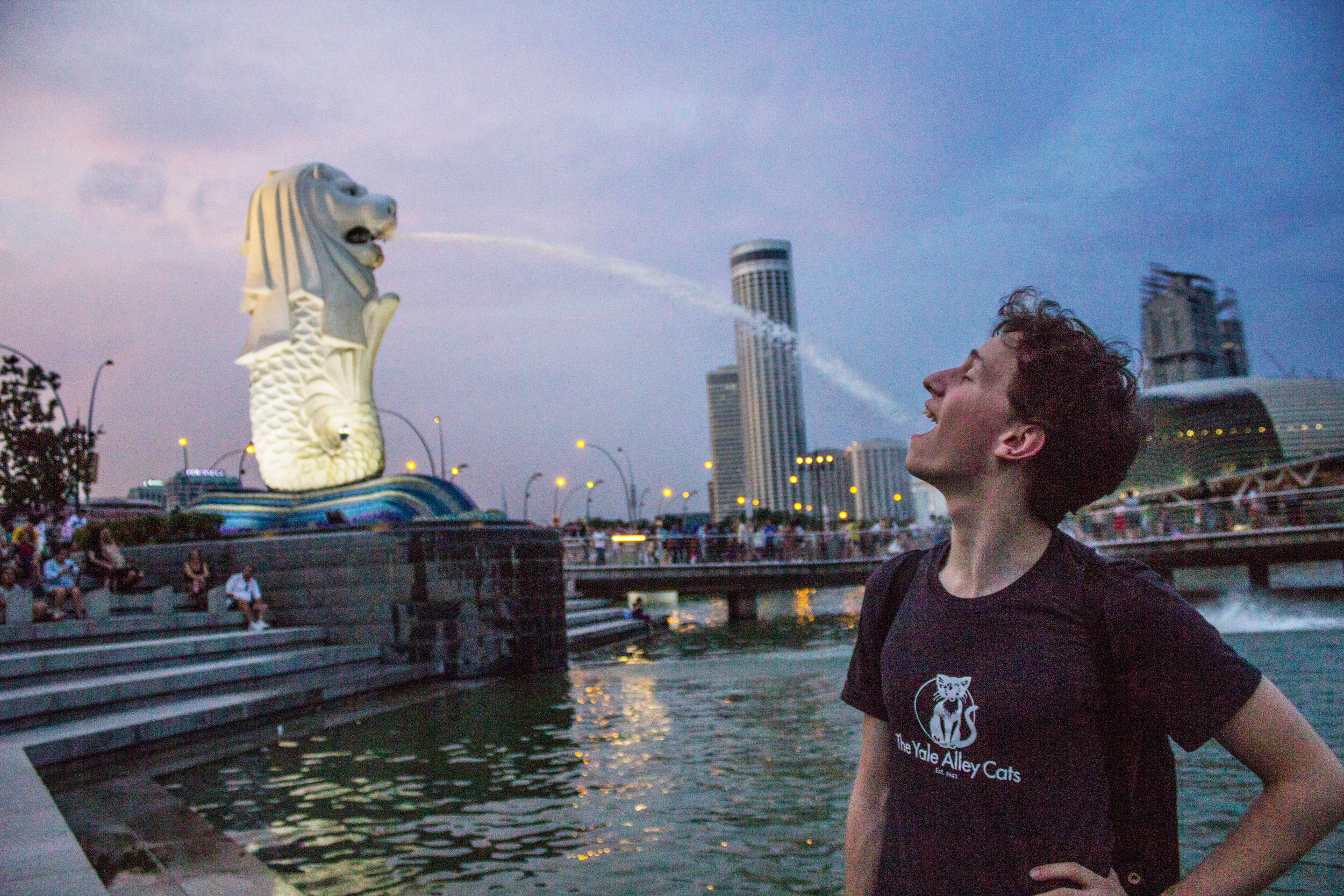Not even a stroll through the iconic Merlion Park can quench our thirst for Singapore, on our last day of tour!