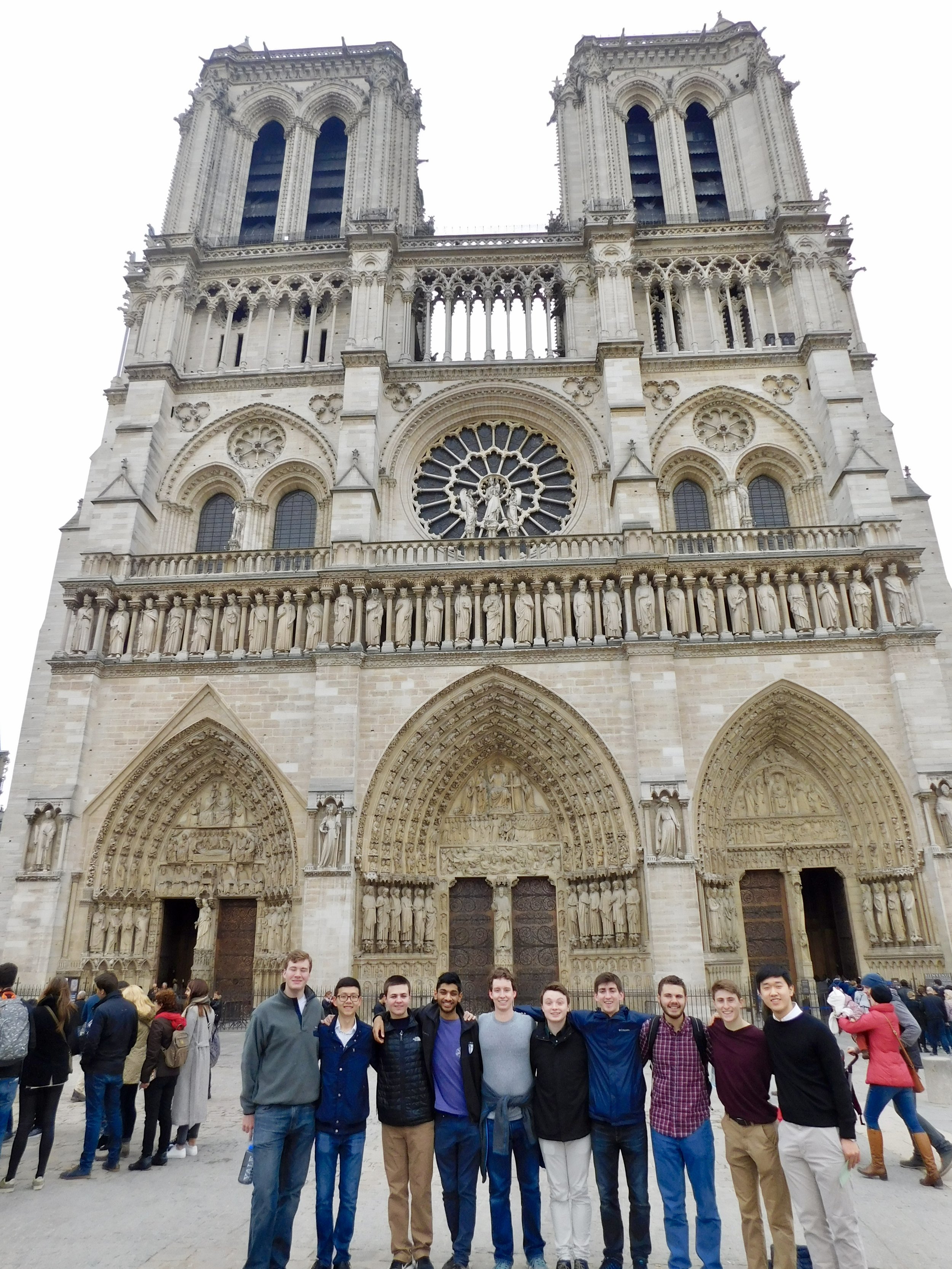  Group photo in front of Notre Dame 