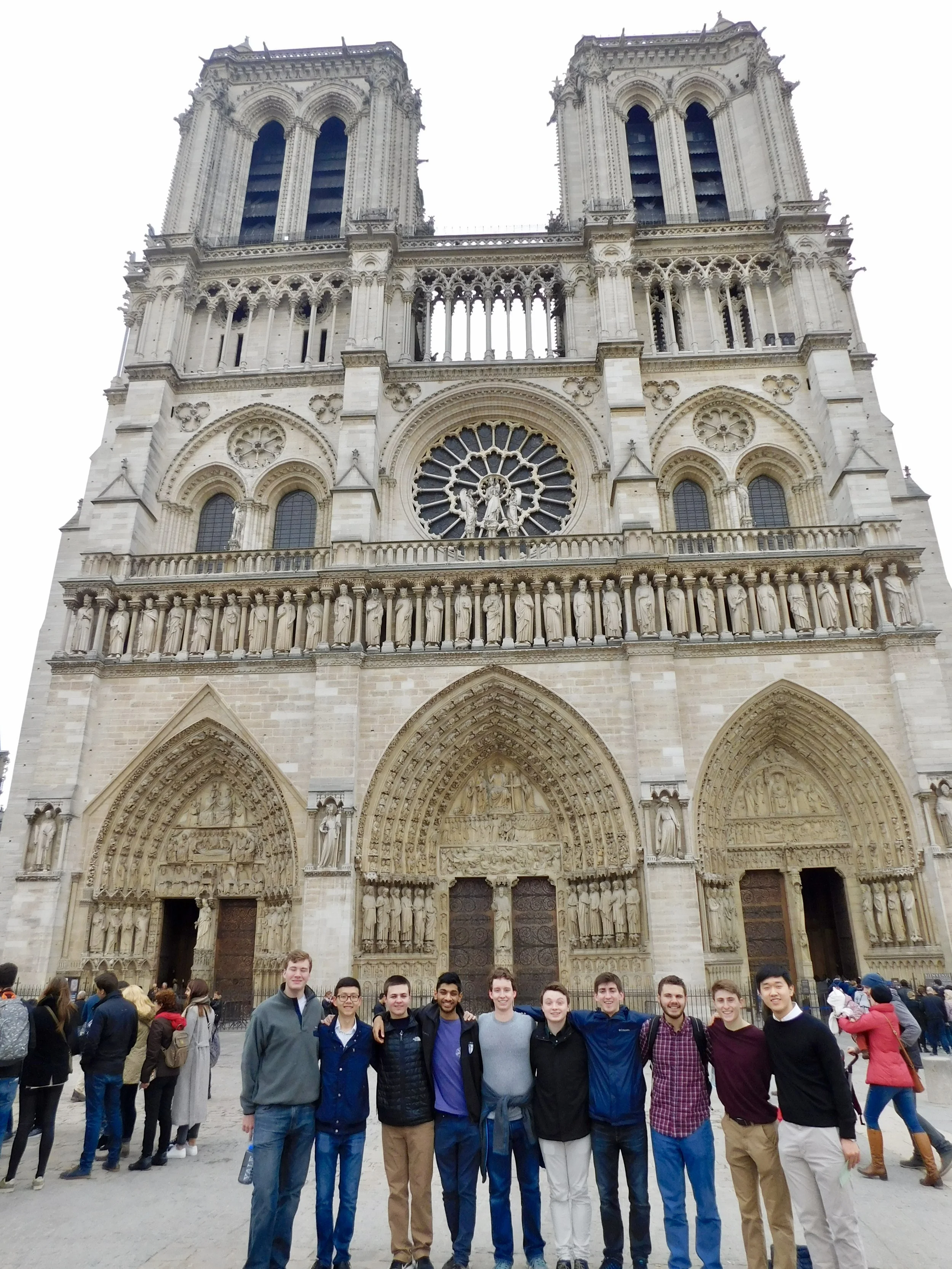 Group photo in front of Notre Dame