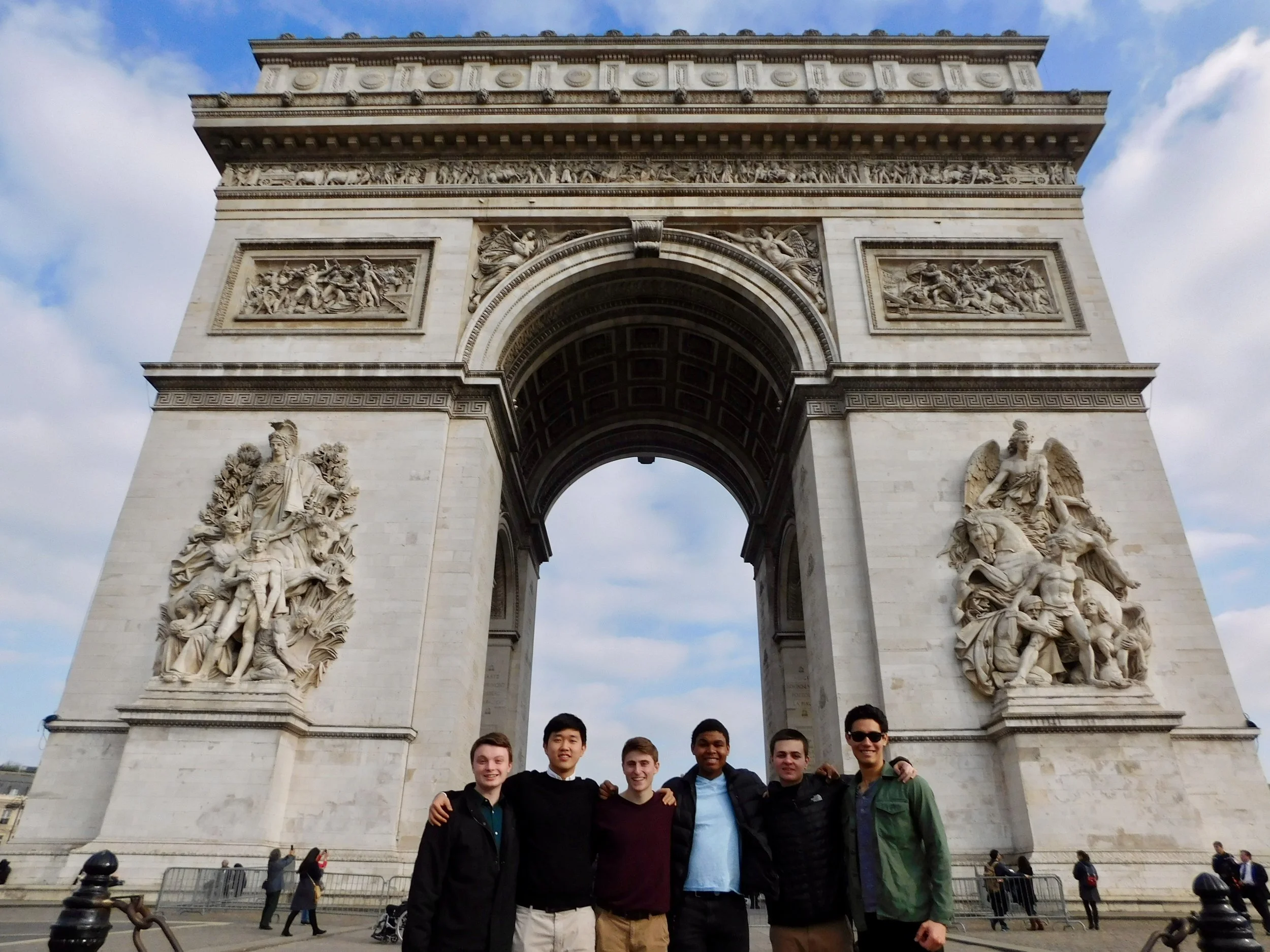 Freshmen group photo in front of the Arc de Triomphe