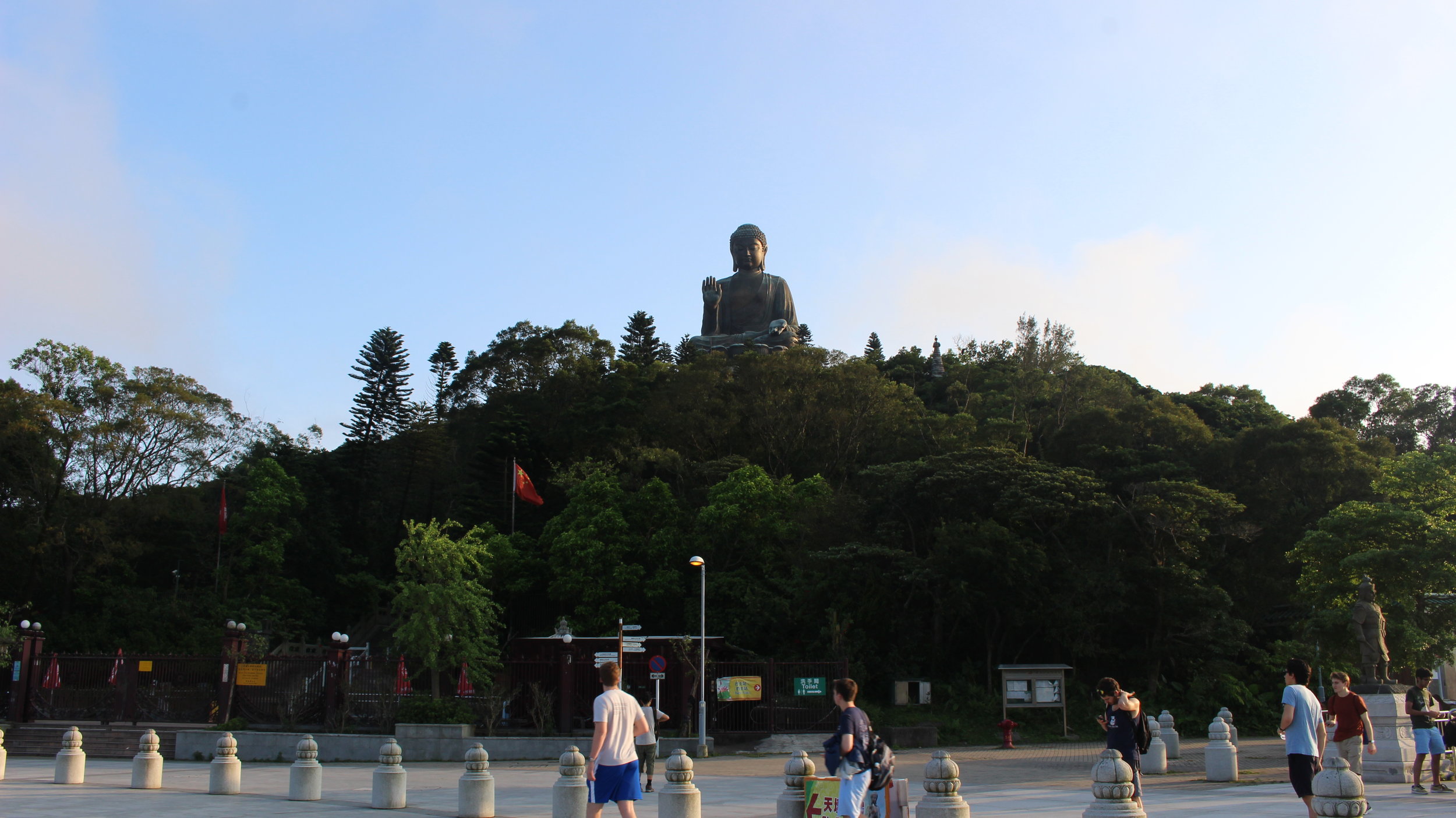  Visiting the largest Buddha statue in the world 
