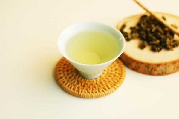Drinking Biyu No.19 Green oolong. 