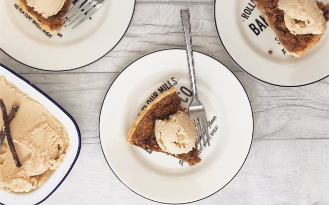 Kongsgaard+Gin+Apple+Pie+with+vanilla+ice+cream+and+cinnamon+sticks (2).png