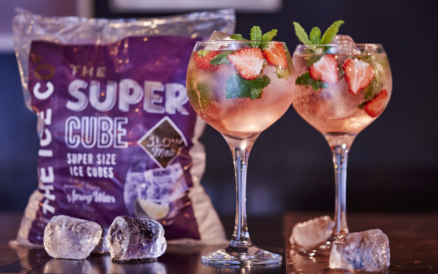 super+cubes+strawberry+gin+and+tonic.png