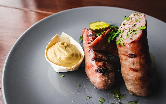 pork-gin-sausages-gin-pickle-relish-US.jpg