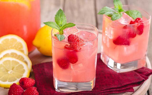 https://images.squarespace-cdn.com/content/v1/5402e23ce4b0a7034afad3a2/1570107054800-FYWCSTE9YGKD5XUJKD5M/pink-gin-raspberry-lemonade-cocktail.jpg