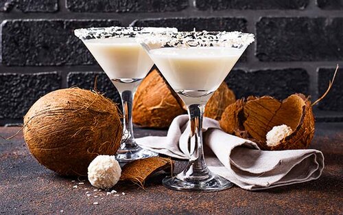 This lamington-inspired chocolate and coconut cocktail is perfect for ...