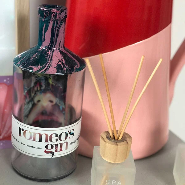 Learn how to marble your old gin bottles and glasses with this fabulous guide! — Craft Gin Club