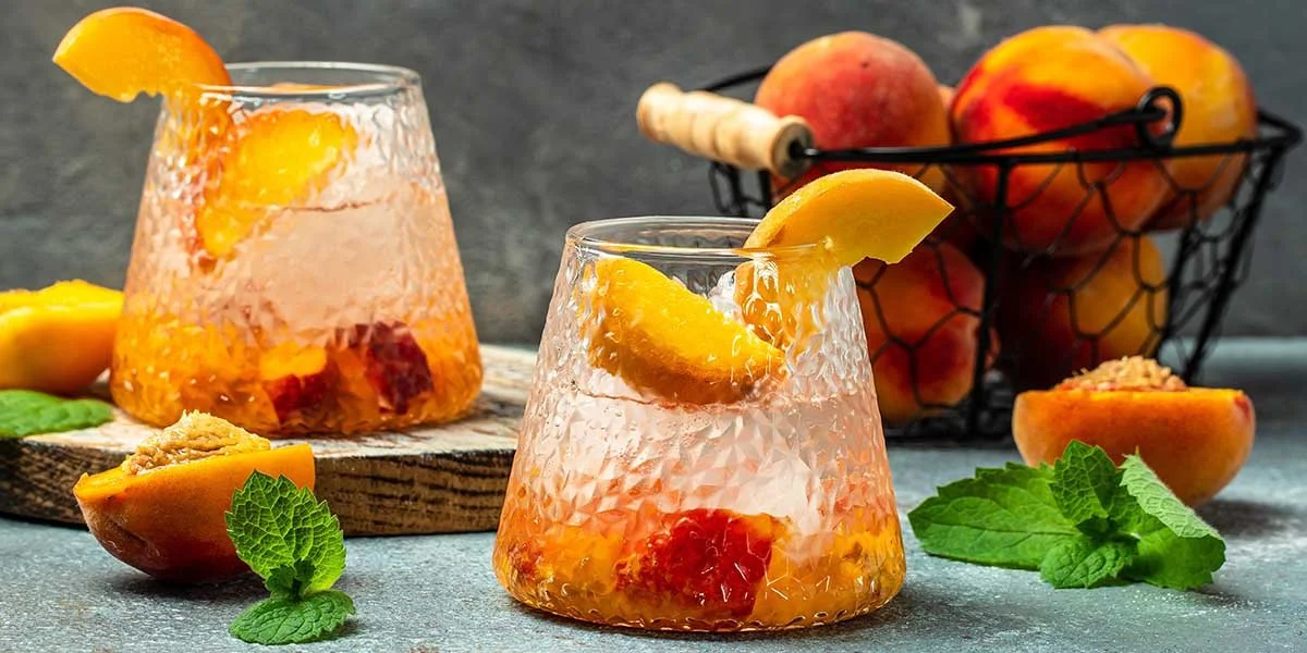 This fabulous Peach Gin Spritz mixes gin with peach schnapps and prosecco! — Craft Gin Club
