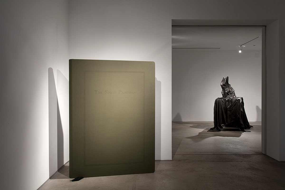 «The Spirit Paintings» (2013) Shellac on cotton canvas, paper, wood. 140 x 105 x 14 cm Unique / LM-CL 2013-015 - «Silent Codes» (2012) Bronze. 140 x 110 x 160 cm Unique / LM-CL 2013-016 Installation view: Choi & Lager, Cologne (13.09 - 26.10.2013)