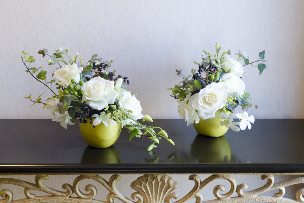 りんごの器に白いお花のアレンジメント Atelier Kristen りんごの器に白いお花のアレンジメント Atelier Kristen