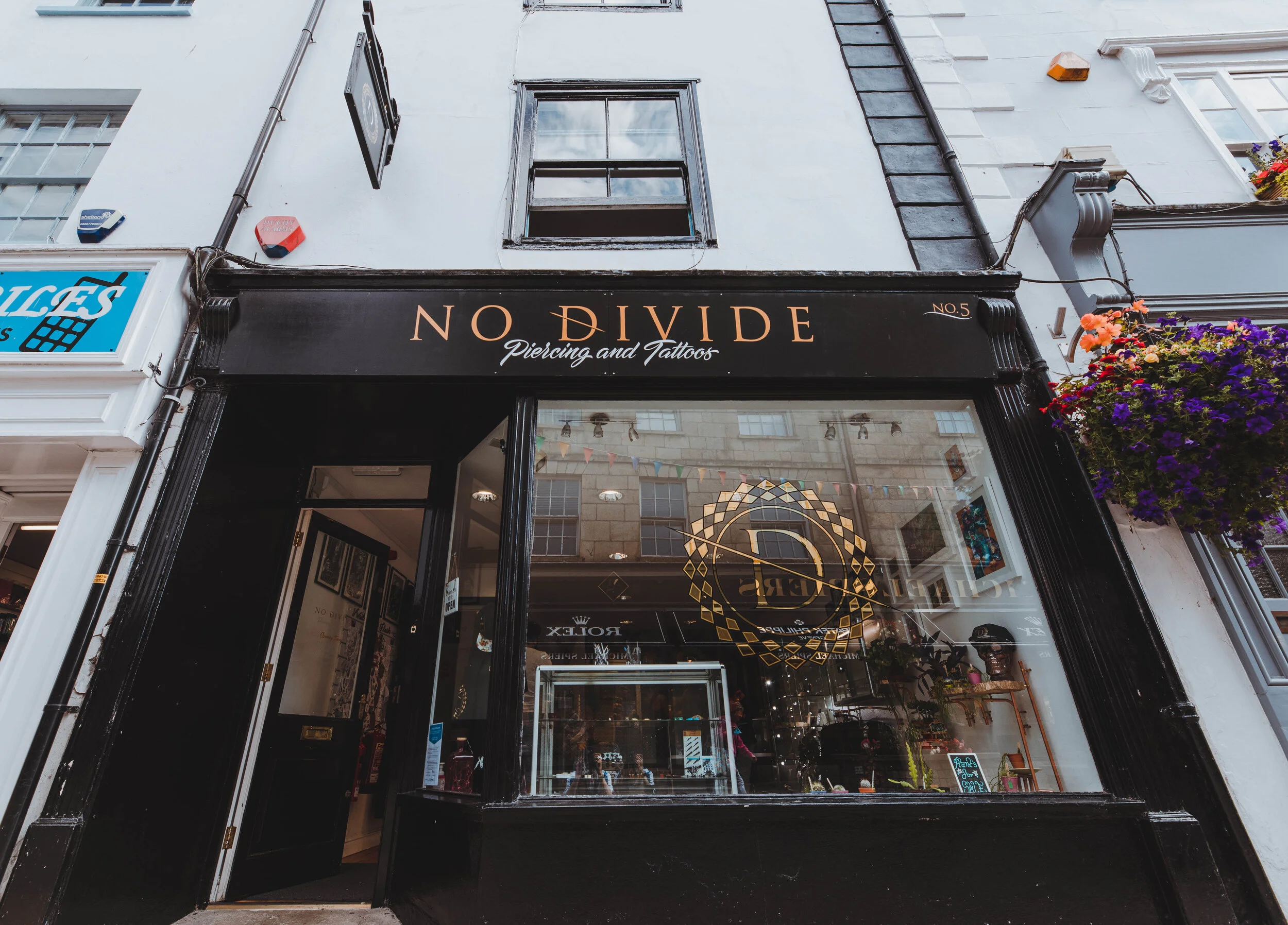 No Divide Behind The Scenes