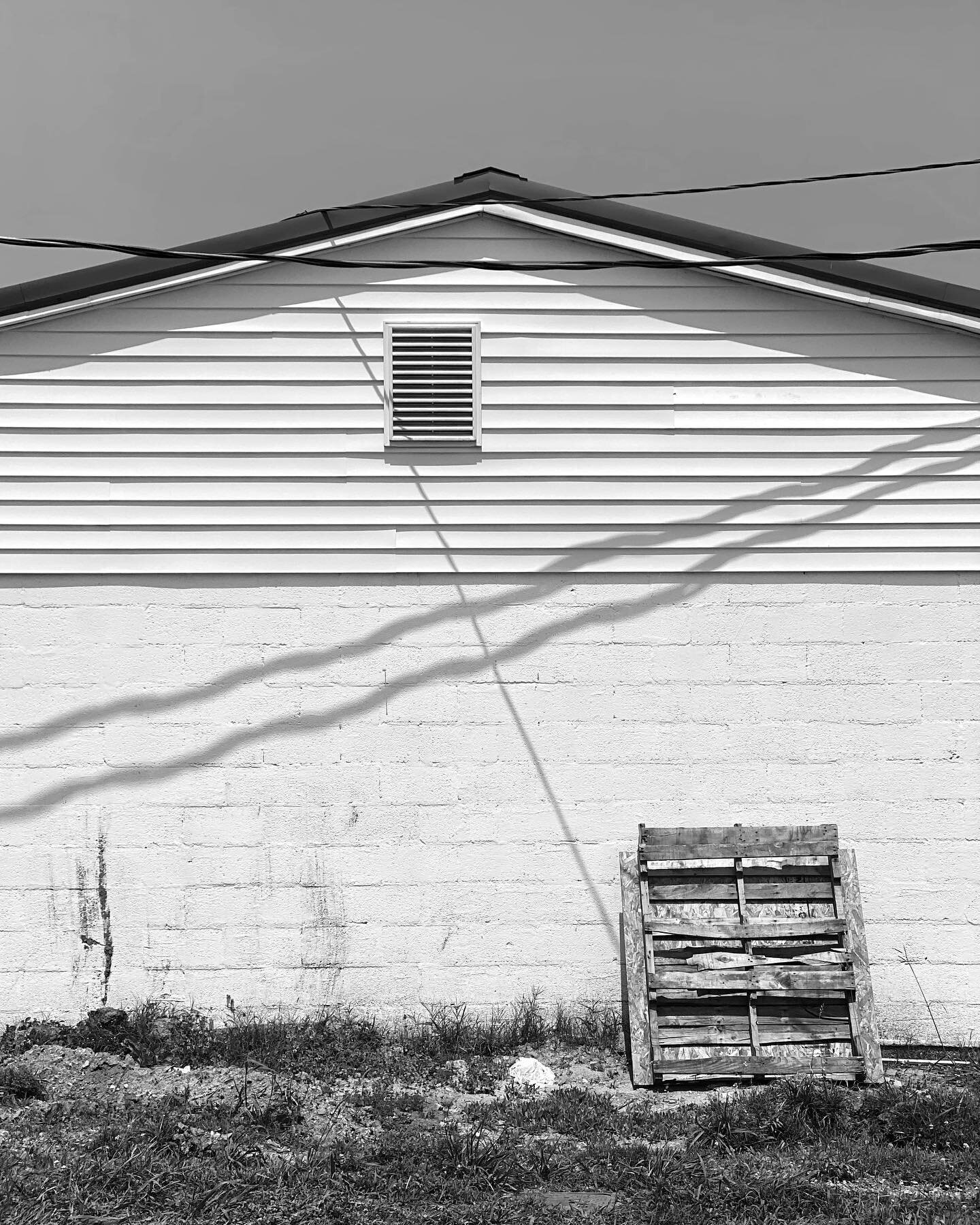 Veterans&rsquo; Memorial Park, Mt Airy, NC.
Another year, another photo of this building during the Mount Airy Fiddlers&rsquo; Convention.
#banalmag
#mundanebeauty
#super_ordinarylife