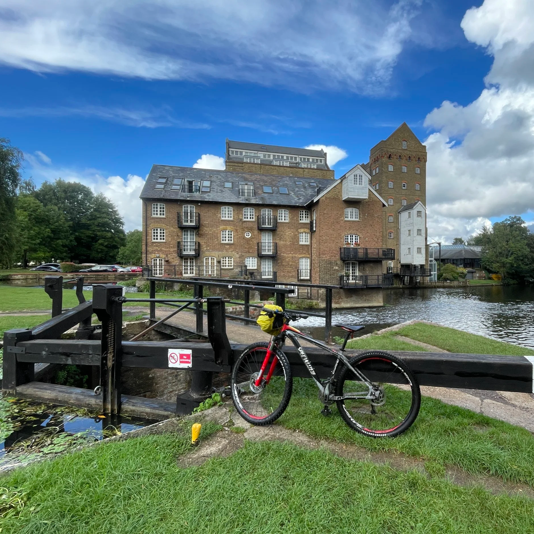 Cycling The Basingstoke Canal