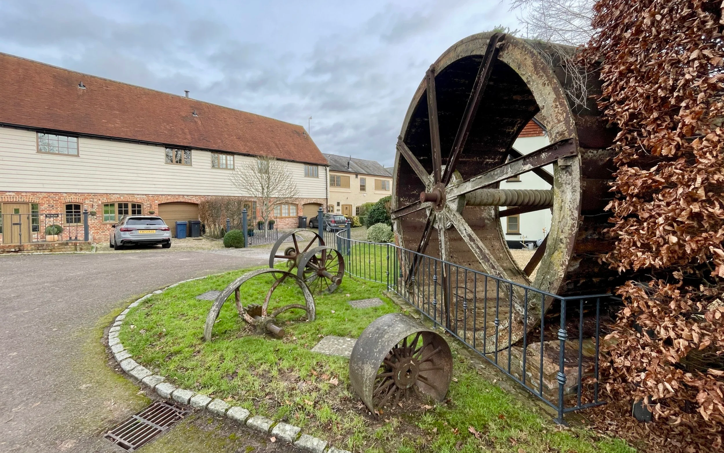 A historic wooden water wheel on North Mill Road near Longwick on the Midshires Way.