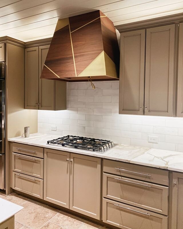 A sneak peek into one of our kitchens that was completed soon after the new year. We can&rsquo;t wait to share more with you soon. 🙌🏻⠀⠀⠀⠀⠀⠀⠀⠀⠀
.⠀⠀⠀⠀⠀⠀⠀⠀⠀
.⠀⠀⠀⠀⠀⠀⠀⠀⠀
.⠀⠀⠀⠀⠀⠀⠀⠀⠀
.⠀⠀⠀⠀⠀⠀⠀⠀⠀ | iPhone 📷  #katrinaporterdesigns #kitchenreno #kitchendesig