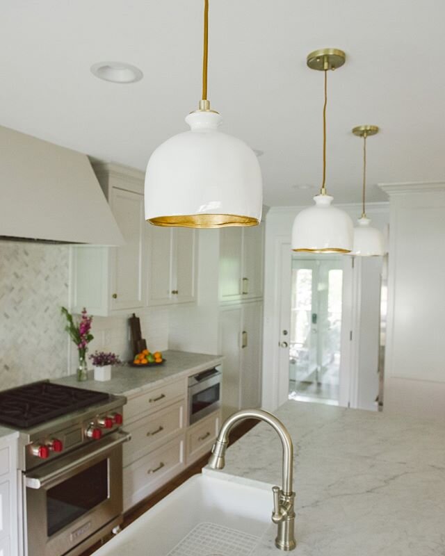 We love a good oversized pendant over the island. 🙌🏻⠀⠀⠀⠀⠀⠀⠀⠀⠀
.⠀⠀⠀⠀⠀⠀⠀⠀⠀
.⠀⠀⠀⠀⠀⠀⠀⠀⠀
.⠀⠀⠀⠀⠀⠀⠀⠀⠀
.⠀⠀⠀⠀⠀⠀⠀⠀⠀ | 📷 @paulacoldiron #katrinaporterdesigns #birminghamal #homereno #kitchenreno #kitchendesign #islandpendants #kitchenisland