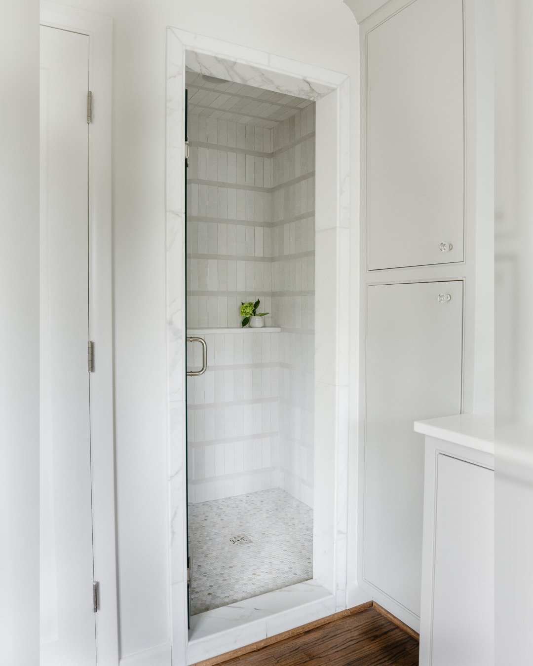 There&rsquo;s just something about a crisp, white bathroom that feels like a breath of fresh air. 

This walk-in space got a full refresh&mdash;bright whites, clean lines, and calming vibes. Now it&rsquo;s the kind of place you actually want to start