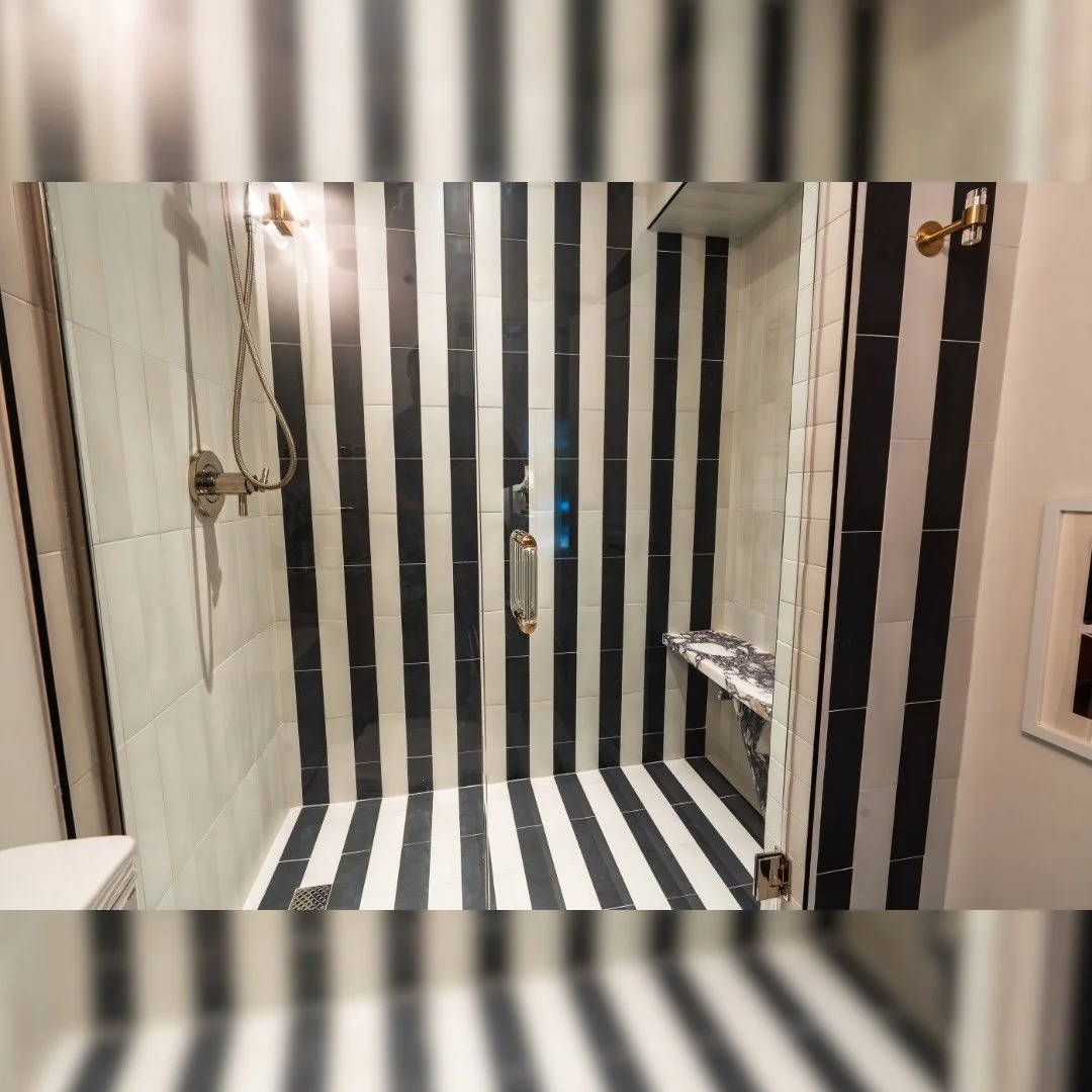 Bold and unapologetic. This black and white striped pool bath makes a serious statement — proof that even the smallest spaces can pack the biggest punch.
(And yes… tiny bathrooms are always the hardest to photograph, but the design spea