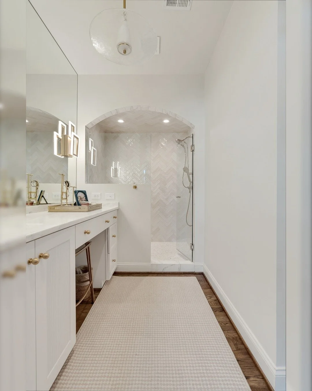 An all-white bathroom never goes out of style&hellip; but this arched walk-in shower? That&rsquo;s the moment. 

Do you prefer a walk-in shower or a relaxing tub? Comment below!