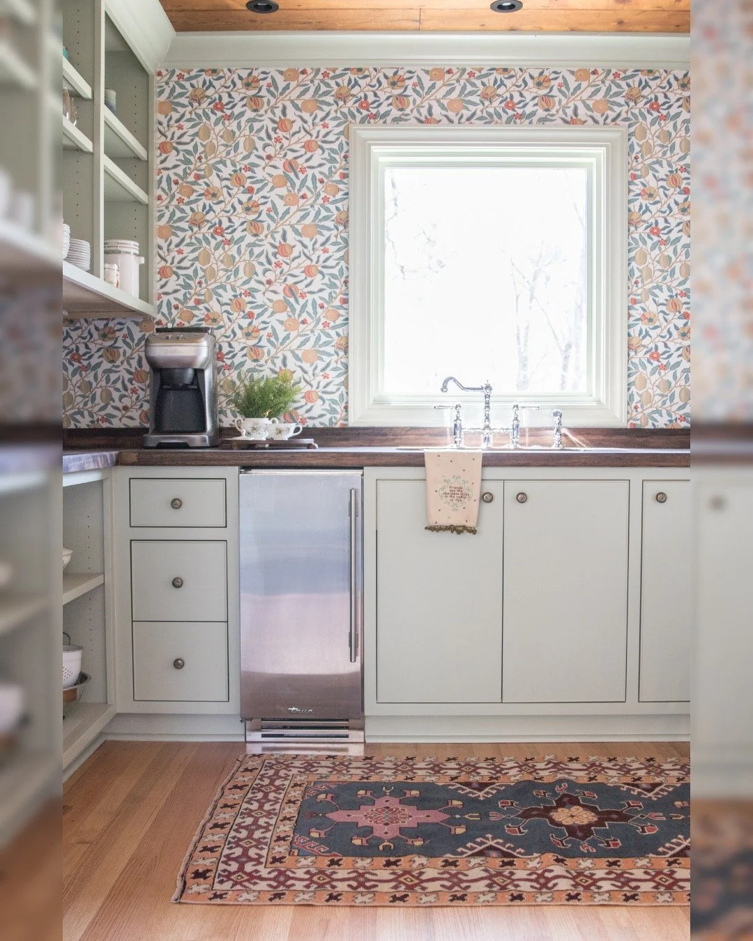 Morning routine = officially elevated. 

This new coffee bar turned into a cozy little ritual station &mdash; perfect for lattes, hot tea, or a mid-day recharge.