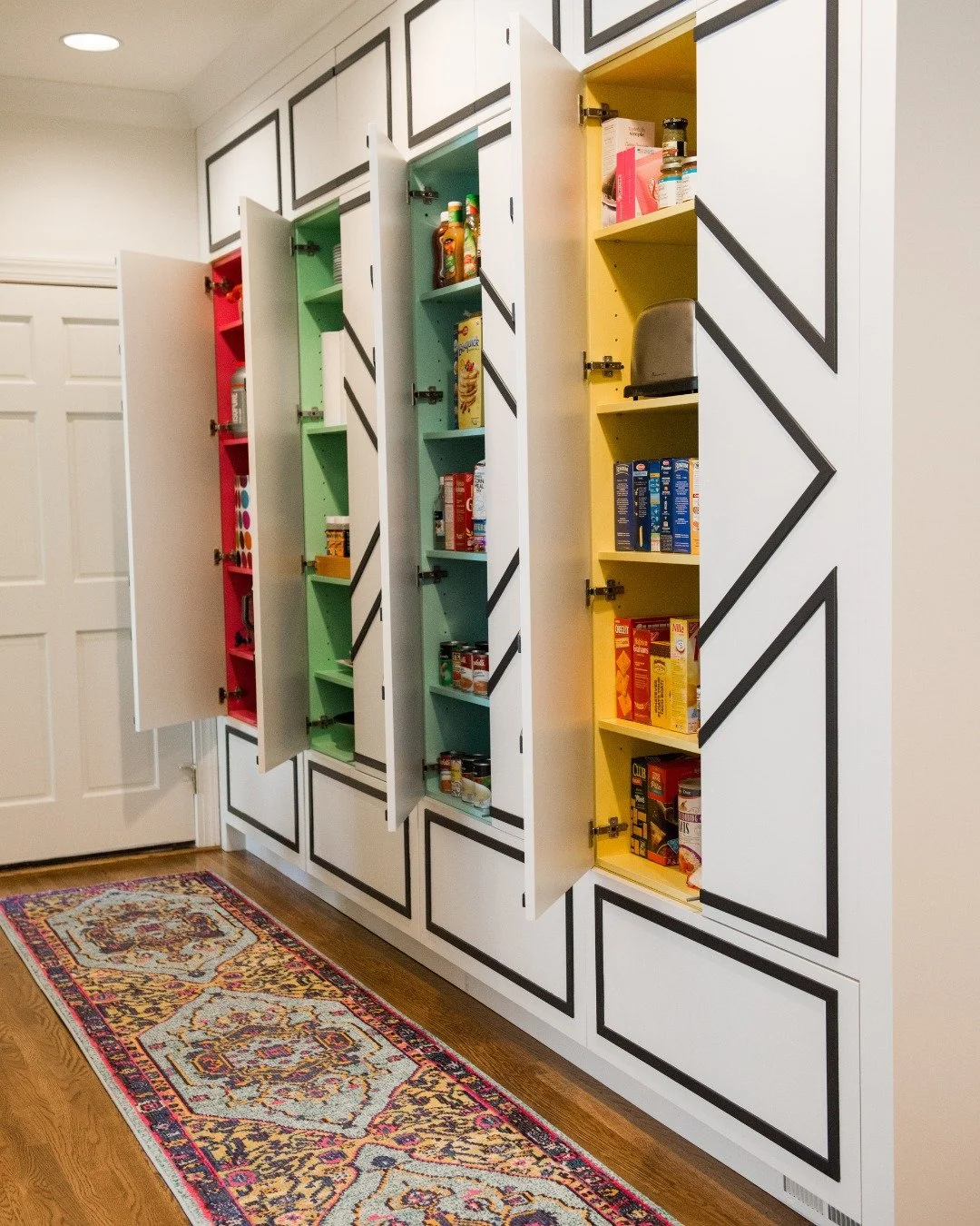 A fresh kitchen and a colorful pantry&hellip; the dream combo.
Function meets personality, and we&rsquo;re here for every bit of it.
