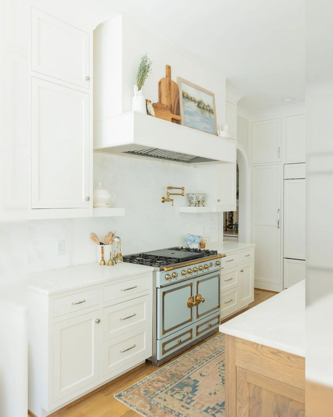 Let&rsquo;s talk about the blue range. 😍

Sometimes one bold decision changes the entire kitchen. Proof that a kitchen doesn&rsquo;t have to be neutral to be classic.
