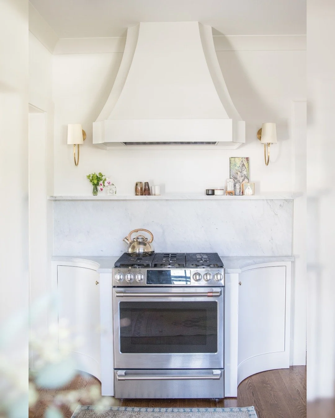 It&rsquo;s all about the curve appeal in this light and airy kitchen. The perfect setting for effortless spring and summer hosting. 

From the marble counters to the thoughtful storage, every detail works beautifully. 

What&rsquo;s your must-have in